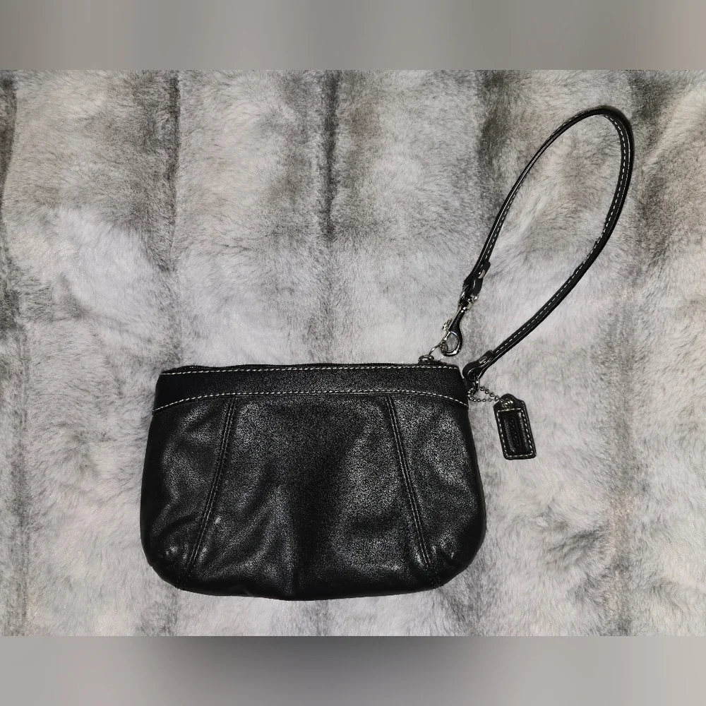 EUC Coach Madison Wristlet Black Leather Pleated with purple Satin Lining‎